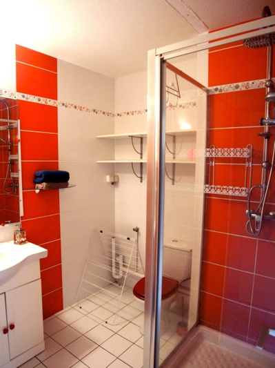 Chambre 1 à l'étage. Lit double Chambre 1 à l'étage. Lit double